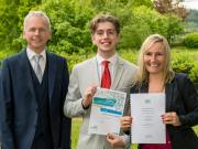 Direktor Mag. Nikolaus Stelzer und Prof. Mag. Ludmilla Leitner mit dem Maturanten David Scheschi (8a Klasse); Foto © Kirschner, Rohrbach
